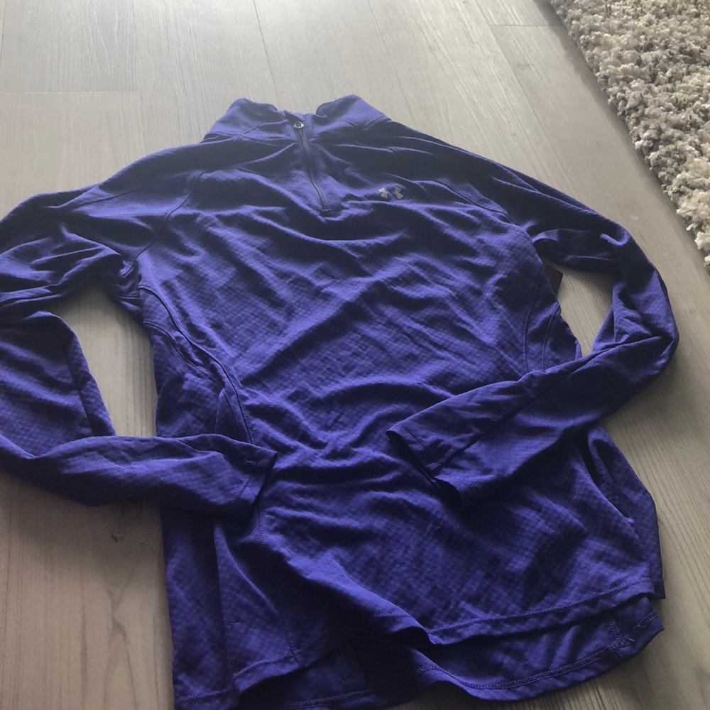 Semi fitted small vibrant blue running top